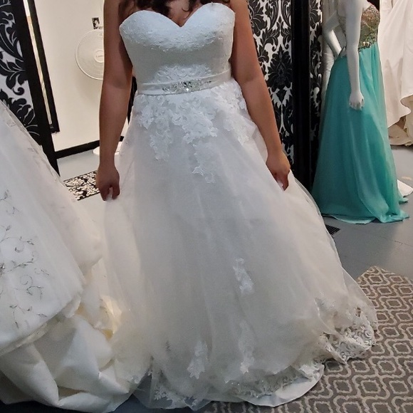 New with tags never worn. Bought for my wedding I’m unable to wear it. - Picture 7 of 8